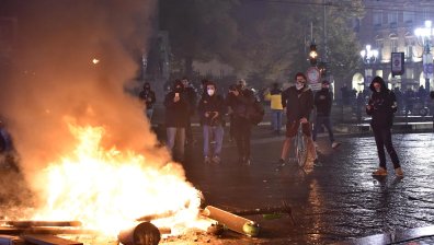 Протести срещу мерките и сблъсъци в Милано и Торино