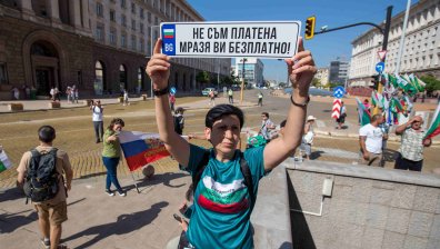 Протест пред НС с руски знамена и призиви за оставка (СНИМКИ)