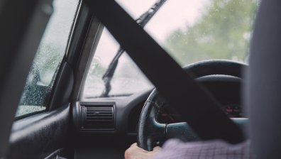 Силен дъжд удари АМ "Тракия", колите едва се движат