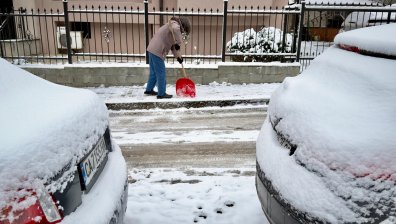 Зимата в София: 39 глоби за непочистени от сняг и лед тротоари