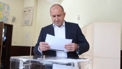 Радев: Уважавам решението на ЦИК, гласувах за развитието на София