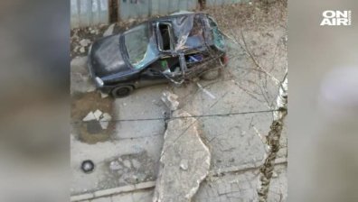 Фирма руши сграда, парче бетон смазва кола, собственикът е обезщетен