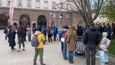 Жители на Кресна недоволстват пред президентството заради предвидения строеж на Струма