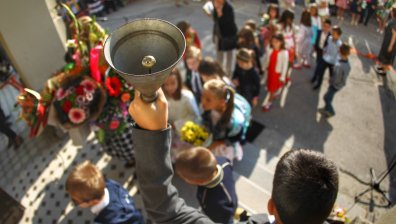 Важно за родителите: Приемат заявления за помощта от 300 лв. за учениците, ето условията