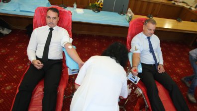 Депутати и служители в НС даряват безвъзмездно кръв	