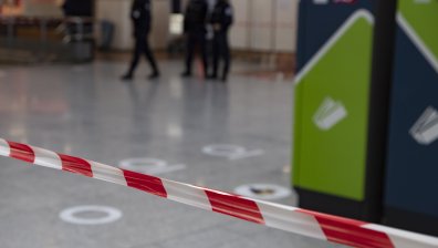 Въоръжен с нож атакува полицаи в Париж, застреляха го на място