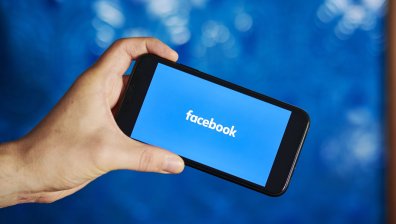 Facebook вече следи местоположението на абонатите си