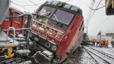 Две товарни композиции се удариха и дерайлираха на гара "Илиянци"