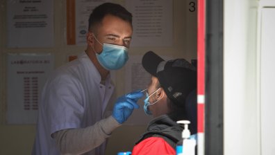 Ковид-19 за денонощието: Двама починали, близо 200 заразени и 1677 ваксинирани