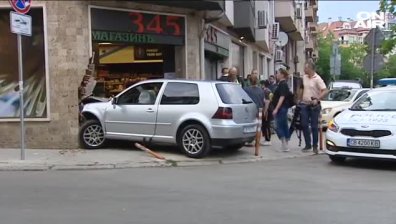 Зрелищна каскада:  Автомобил се вряза в магазин,  водачът оцеля като по чудо