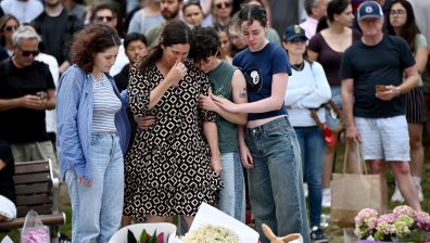 Австралия скърби за загиналите в терора на плажа Бондай (СНИМКИ)