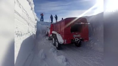 Над 2 метра сняг затрупа Белмекен, разчистиха го с машини и лопати (ВИДЕО)