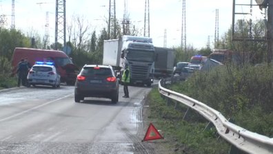 Микробус предизвика катастрофа заради неправилно изпреварване