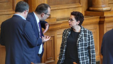 Връщането на хартиената бюлетина нажежи до червено страстите в парламента