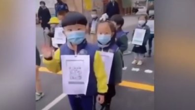 Китайчета с QR код на гърдите чакат под строй да ги тестват (+ ВИДЕО)