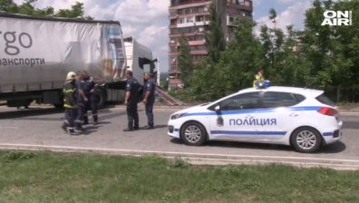 Камион катастрофира и блокира международното шосе в Русе