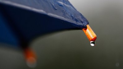 Времето днес: Дъжд и вятър в цялата страна