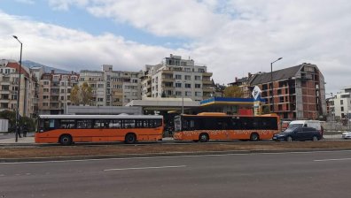 Два автобуса на градския транспорт катастрофираха в София, две деца пострадаха