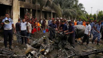 Загинали са 27 души след самолетната катастрофа в Бангладеш