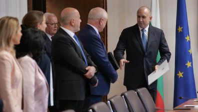 Димитър Главчев връчи състава на служебното правителство на президента Радев