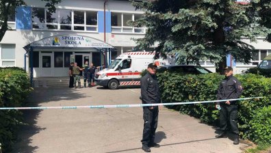 Меле в Словакия: Намушкани учители и деца, полицията убила нападателя