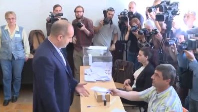 Радев гласува и призова за единна, силна и социална Европа