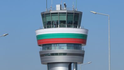 Военен самолет спука гума при кацане на летище София