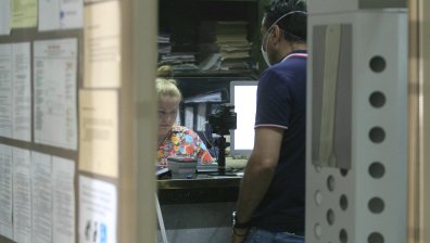 Чиновници отказват услуги заради изтекли документи (+СНИМКИ)