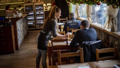 Чехия вдига ограниченията, отваря ресторантите и басейните