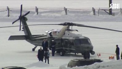 С хеликоптер и 1000 души антураж - Доналд Тръмп пристигна в Давос