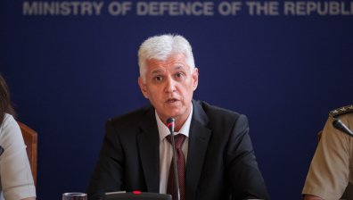 Военният министър търси самолети на лизинг, взе Генчовска в екипа си