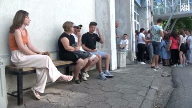 Опашки и недоволство в Хасково: Подаваме за лични документи тук, трябва да ги вземем в София