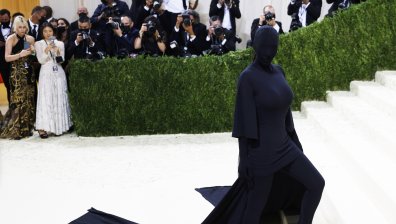 Стил и послания на "Мет Гала", Ким Кардашиян се появи в дрехи, покриващи я изцяло (ВИДЕО)