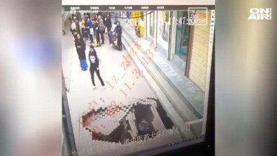 Жена пропадна във внезапно отворила се 3-метрова дупка в паважа