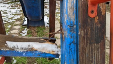 От HelpBook: Стърчащи пирони от стъпала на детска пързалка в София