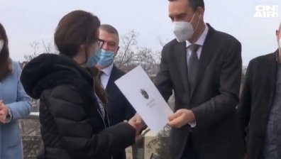 Наградиха 57 доброволци, борили се с пандемията в онкоцентър в Бургас