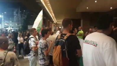 Протестиращи в Пловдив опитаха да влязат в хотел, за да се срещнат с Караянчева