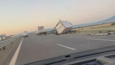Катастрофа с ТИР и камион затруднява движението към "Ботевградско шосе"