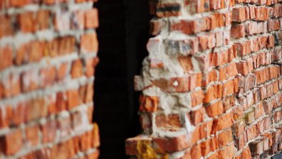 Тухлен зид се стовари върху 11-годишно дете край Несебър