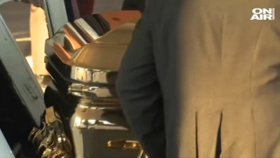 Арета Франклин беше изпратена в последния си път в златен ковчег и дизайнерски тоалети