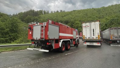 ТИР се запали на Прохода на Републиката, спряха движението