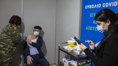 Нови правила: Само ваксинираните ще живеят нормално в Гърция