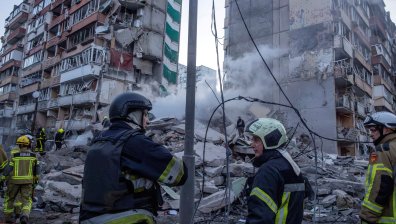 Атаката срещу Киев: Спасители вадят тела изпод руините, дете е сред жертвите