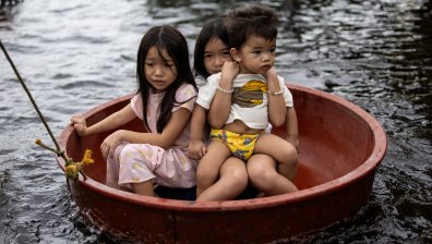 Въпрос на оцеляване заради времето - порои и пожари по света (СНИМКИ)