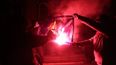 Белград протестира срещу потисничеството на сърбите, изгориха знамето на Косово