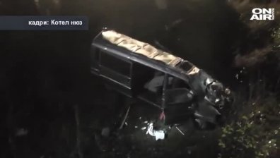 Микробус се заби в кон и падна от мост, има ранени