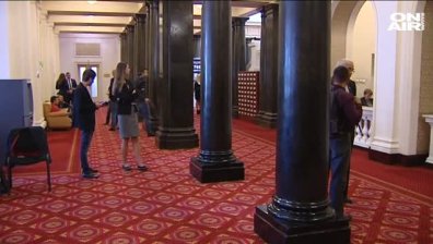 Тежък е депутатският делник: Народен представител гледа сериали в кулоарите
