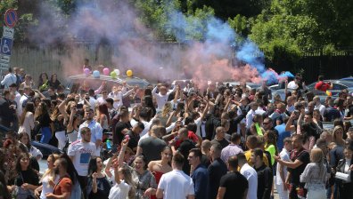 Полицията изгони празнуващи абитуриенти от пл. "Александър Невски" (+СНИМКИ)