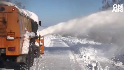 Тежка техника влезе в Разградско, часове наред десетки шофьори останаха блокирани
