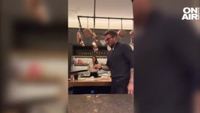 Бекъм майсторски обръща палачинки във въздуха, Виктория: Перфектно мятане (+ВИДЕО)